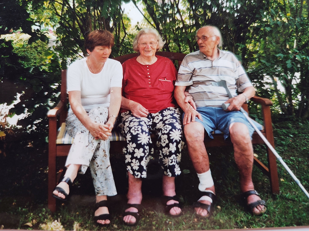 Die Namensgeberin der neu gegründeten, ÖDP-nahen Stiftung, Maria Opitz-Döllinger (Mitte), mit ihrem Mann, Richard Opitz (rechts), und ihrer Tochter, Claudia Opitz-Belakhal (links) -- Foto: Prof. Dr. Claudia Opitz-Belakhal