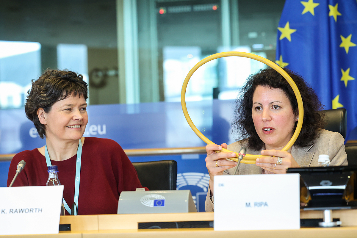 Ein wichtiges Anliegen von Manuela Ripa ist der Ressourcenschutz und ein Wirtschaften im Rahmen der planetaren Grenzen. Im Mai 2023 beteiligte sie sich an der Beyond-Growth-Conference (Postwachstumskonferenz) im EU-Parlament. Hier sitzt sie neben der Ökonomin Kate Raworth (links, „Donut-Ökonomie“) – Foto: Alexis Haulot/Europaparlament
