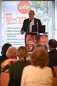 Trübe Aussichten: Dr. Norbert Schäffer warnt vor einem Rückfall in rücksichtslose Zeiten, sollten rechtspopulistische Parteien die neue EU-Politik dominieren. Foto: Peter Knoll