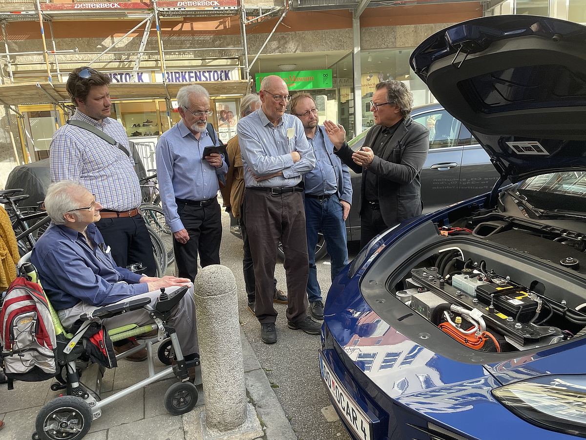 Skepsis ist angebracht: Frank Obrist erläutert die Funktionsweise des Methanol-getriebenen Autos, das durch den Entzug von CO2 für den Treibstoff klimapositiv wirken soll.  -- Foto: Peter Knoll