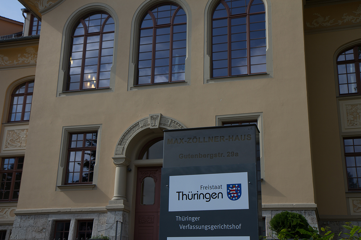 Thüringer Verfassungsgerichtshof in Weimar – Foto: Olaf Kosinsky, CC BY-SA 3.0 DE <https://creativecommons.org/licenses/by-sa/3.0/de/deed.en>, via Wikimedia Commons