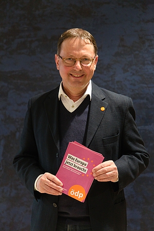 ÖDP-Klimaexperte Dr. Michael Stöhr kandidiert mit guten Aussichten zur Europawahl. Er hat sich eine sozial gerechte Energiewende auf die Fahnen geschrieben. – Foto: Sebastian Weidner, München