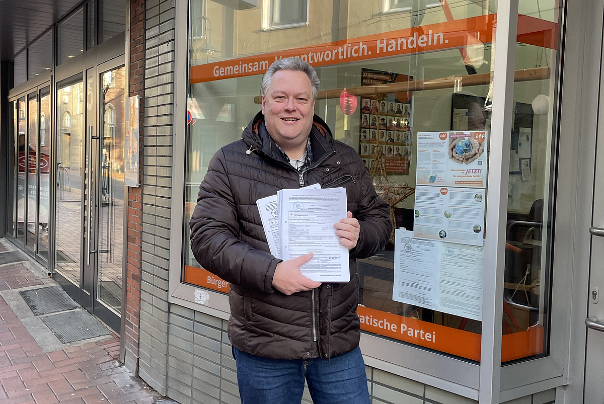 Markus Stamm mit bestätigten Unterschriftenformularen vor der ÖDP-Geschäftsstelle in Bottrop – Foto: ÖDP