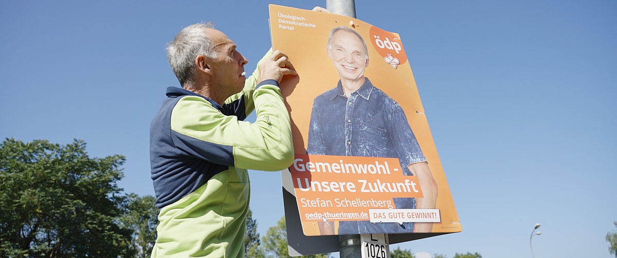 Stefan Schellenberg (ÖDP) beim Aufhängen eines Plakats im Bundestagswahlkampf 2021 – Foto: barnsteiner-film