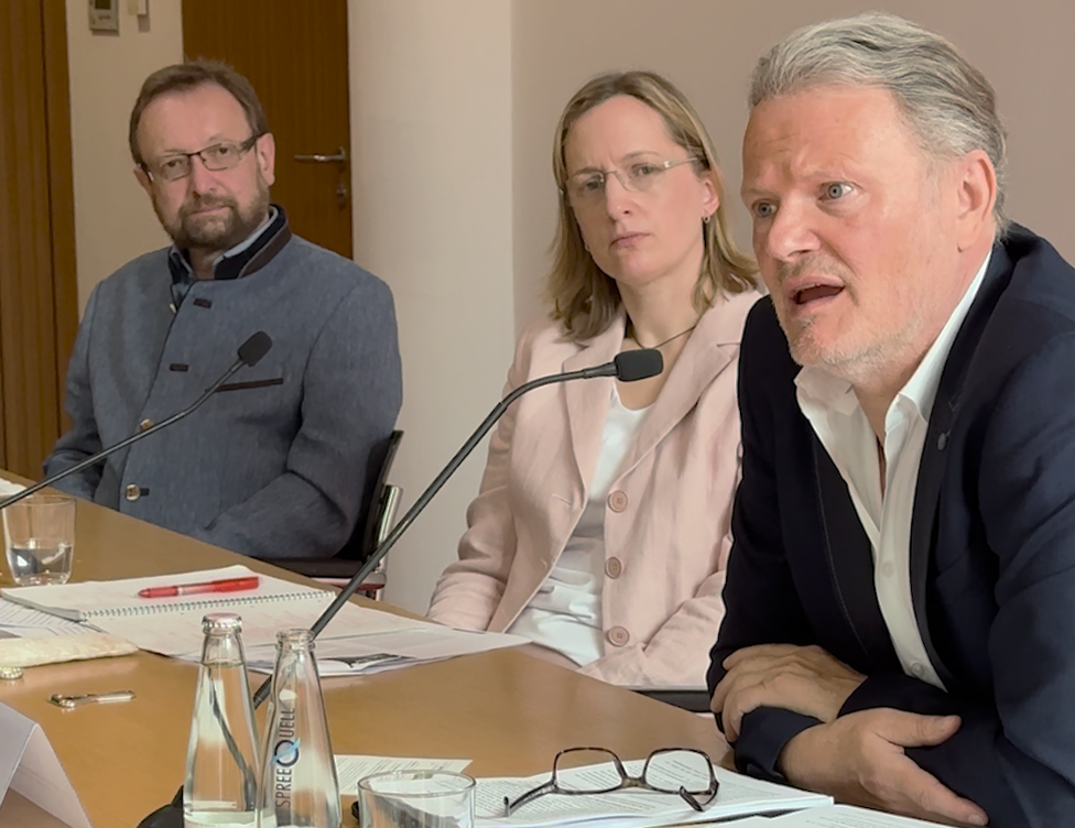 ÖDP-Chefin Charlotte Schmid (Mitte) präsentiert im Haus der Bundespressekonferenz in Berlin mit Helmut Scheel (li) und GWÖ-Experte Gerald Morgner (re) die Gemeinwohl-Zertifizierung.  Foto: Gerd Pfitzenmaier