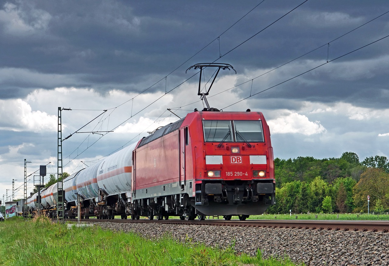 Güterzug -- pixabay.com / hpgruesen